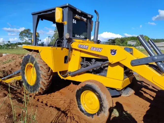 RETROESCAVADEIRA CASE 580H - ANO 1985