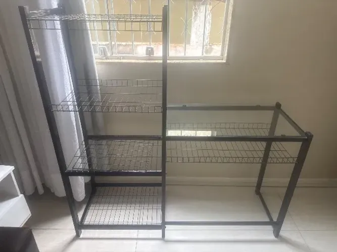 estante de aço e vidro