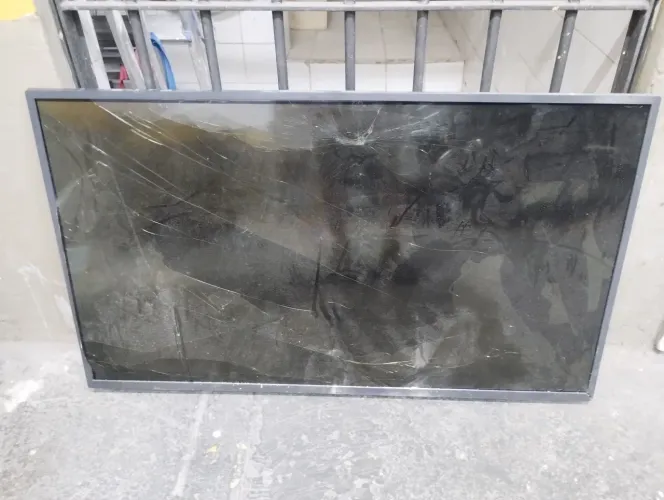 Vendo TV LG 43 polegadas com tela quebrada 
