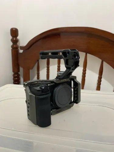 Sony a6700 + cage smallrig + cartão lexar v30 128gb