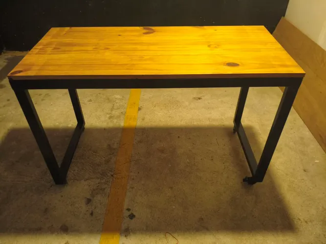 Mesa de madeira e estrutura de ferro reforçado com rodinha medidas 60cm 130cm altura 84cm