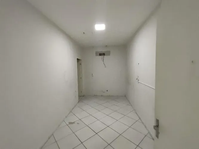 Comercial/Industrial com 18 sala(s) no bairro Araes em Cuiabá - MT