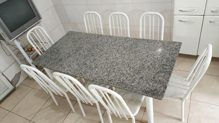 Mesa de Granito 8 Lugares Grande (189x90 cm) + 8 Cadeiras Metálicas