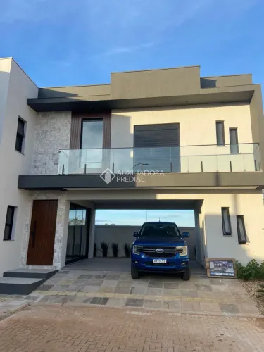 Linda Casa de Condomínio com 3 Suítes e Piscina no Central Square