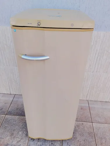 Geladeira usada, funciona muito bem 