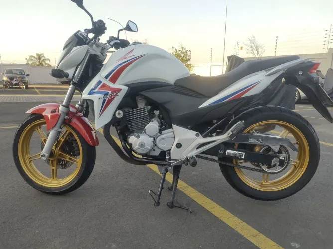 CB 300R Flex com ABS Capitão América