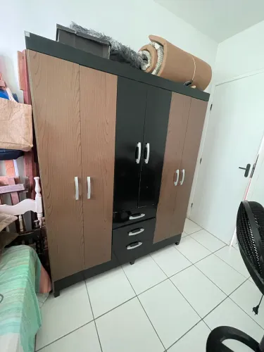 Guarda roupa bem conservado
