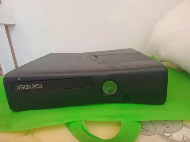 Vende-se um Xbox360 destravado usado com kinect e dois controles e jogo no HD