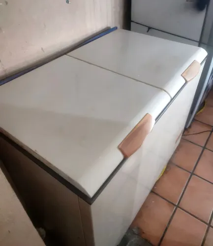 Vendo uma freezer de duas tampas