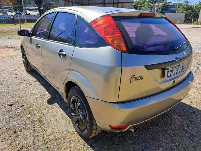 Ford Focus 1.8 16V 5P 2003