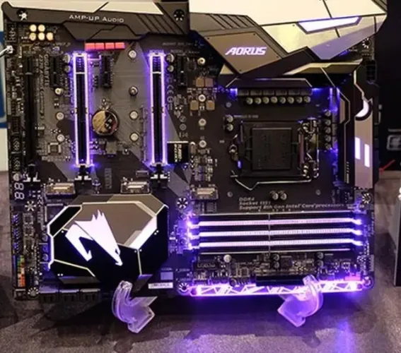 Placa-Mãe ATX Z370 AORUS GAMING 7 + Intel Core i7-8700k + WaterCooler Corsair H80i 120mm