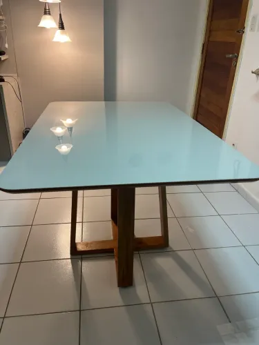 Vendo mesa 4 lugares com tampo de vidro, pés em madeira