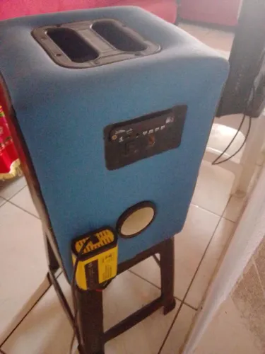 Estou vendendo essa caixa de som muito boa torca muito toda no couro