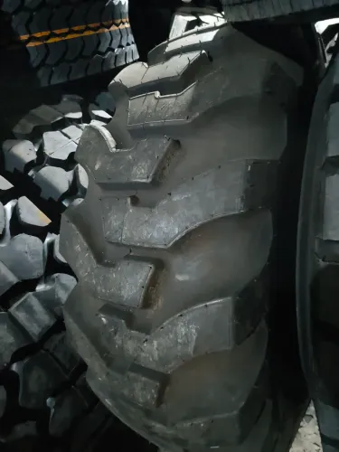 Pneu Pirelli 17.5-25 Novo
