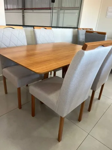MESA DE JANTAR LAMINADA COM 4 CADEIRAS (ÚLTIMA PEÇA)