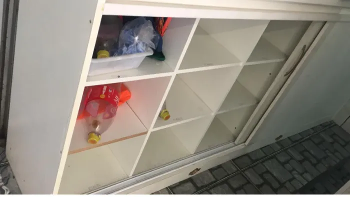Armário com parte leiras de roupa