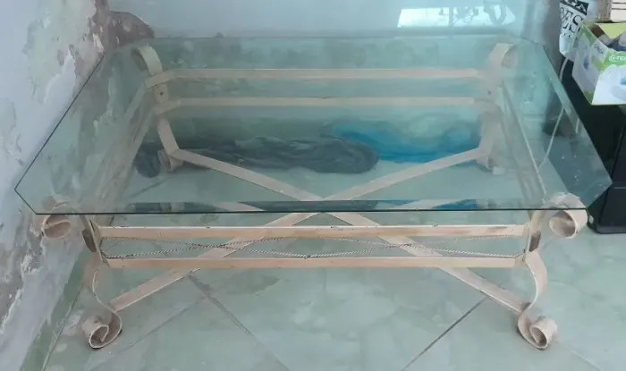 Linda mesa de centro de ferro com vidro temperado. Valor $500,00