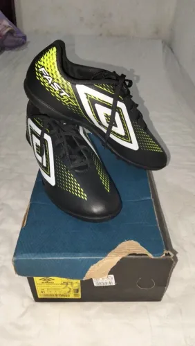 Vendo chuteira nova N?40 na caixa ainda