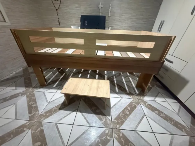 Cama tipo hospitalar em MDF