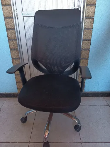 Cadeira de escritório ergonômica - pra vender logo