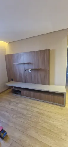 Painel de parede e rack com gavetas e