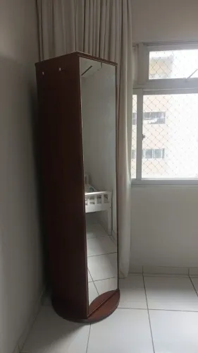 ESTANTE VERTICAL EM MADEIRA COM ESPELHO