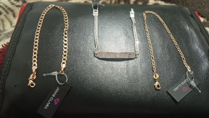 Vendo bolsas e semi jóias com um ano de garantia ?