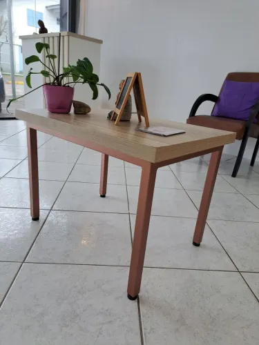 Mesa de centro em metonímia rosegold