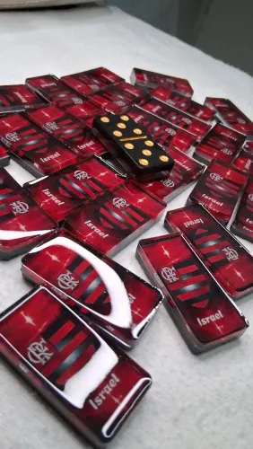 Dominó personalizado com características únicas 