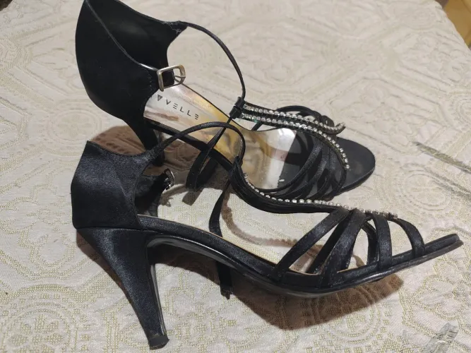 Sandália Via Velle salto fino preta strass 38