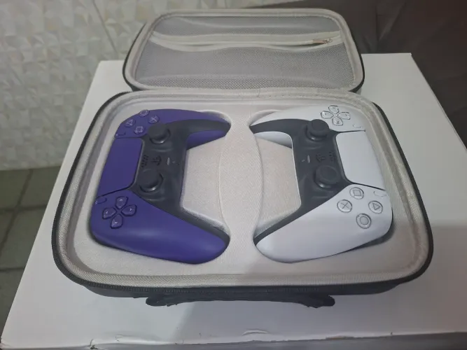 Dualsense Sem Fio - 1 Branco + 1 Roxo + Estojo
