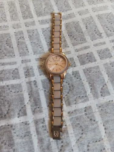 Relógio feminino da marca Anne Klein, LEIA O ANÚNCIO