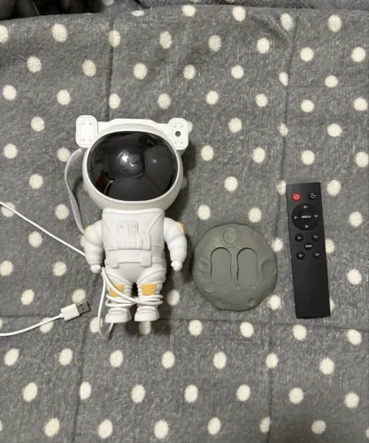 Projetor Galáxia Astronauta LED com Controle Remoto e Base Lunar - Completo