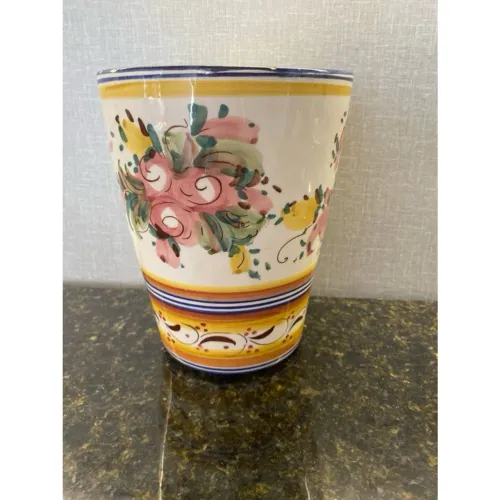 Vaso em cerâmica amarela com cena floral feita a mão por artista 