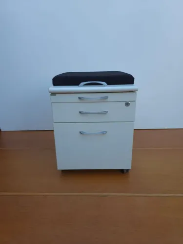 Gaveteiros em mdf muito novos.