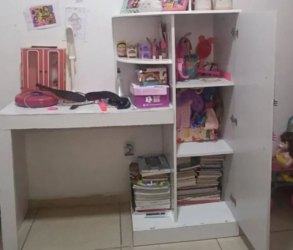 Vendo essa escrivaninha, bem conservada!