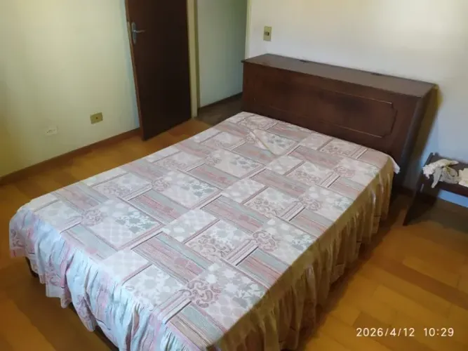 Cama de Casal de Madeira Maciça Com Baú