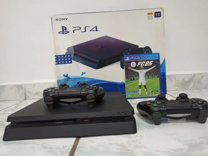 PS4 Slim 1TB na Caixa + 2 Controles Originais + FIFA 25