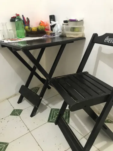 Mesa de madeira é uma cadeira, de quiosque