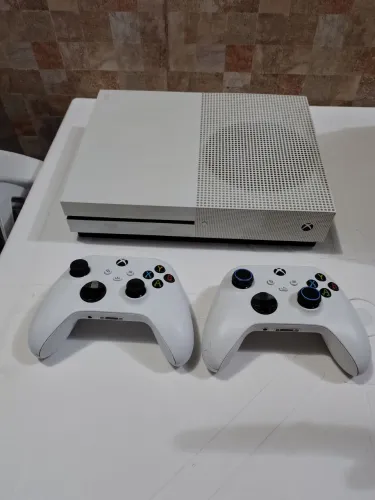 XBOX ONE S com 2 controles