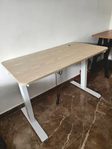 Mesa Office 110cm com Regulagem De Altura Automático, TECH DT900, Branca E Madeira