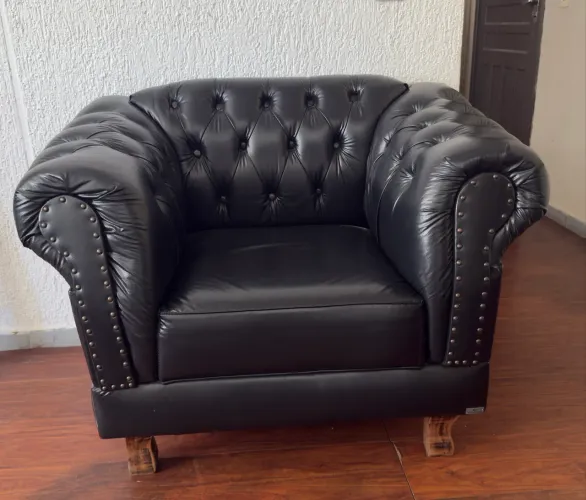 2 Poltronas Chesterfield preta por 1.600,00 NOVAS