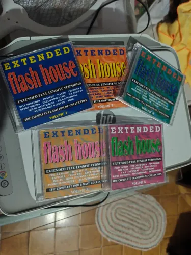 CDS FLASH HOUSE VOLUME 01 AO 033 DETALHE NÃO ? TEM MUSICA REPETIDAS NOS CDS