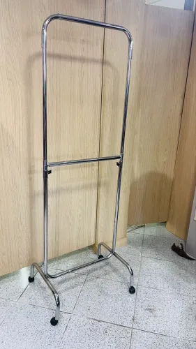 Arara Cabideiro para Roupas Cromada com Rodinhas e divisória