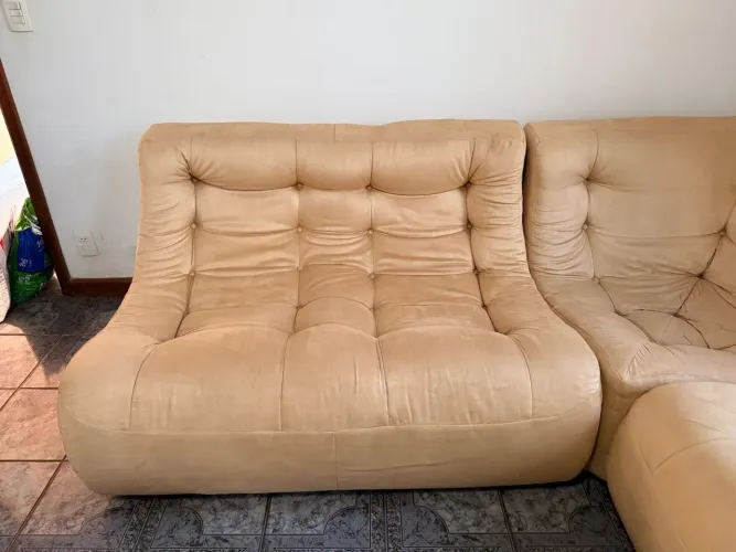 Sofá de Canto Modular em Suede Bege + Pufe (Super Espaçoso e Confortável)