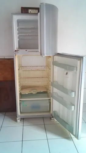 Geladeira usada pra sair logo 