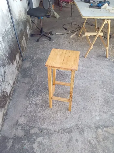 Fazemos bancos para  balcão de cozinha em madeira de pinho com otimo acabamento 
