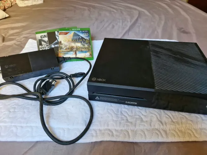 Vendo Xbox one fat com fonte 3 jogos mas sem controle videogame em perfeito estado .
