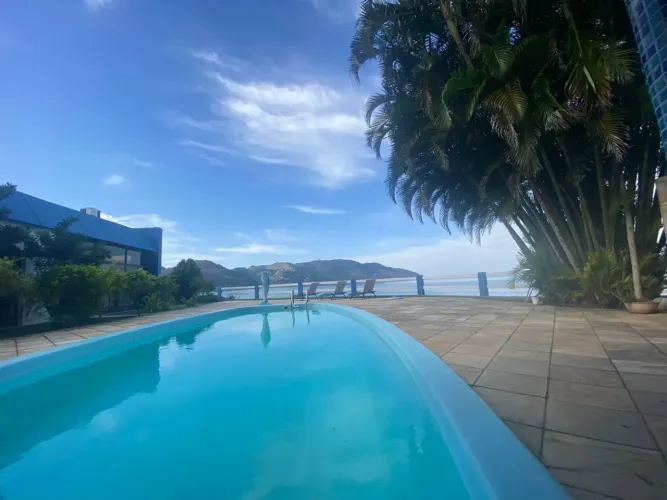 Mansão à venda com estrutura para eventos de frente para a praia em Mangaratiba/RJ