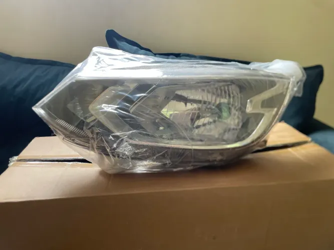 Farol dianteiro esquerdo GM Onix 